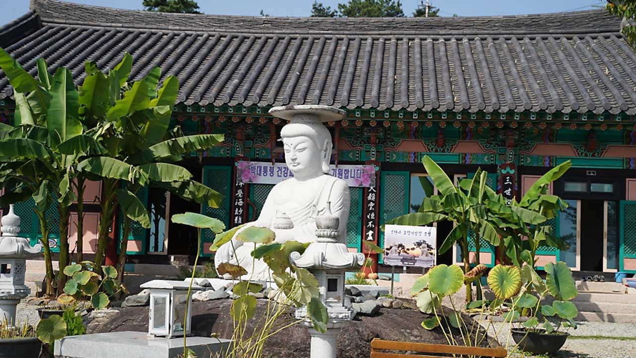 봉천사 대웅전 앞에 자리한 석불과 연못 풍경. / 문경시청