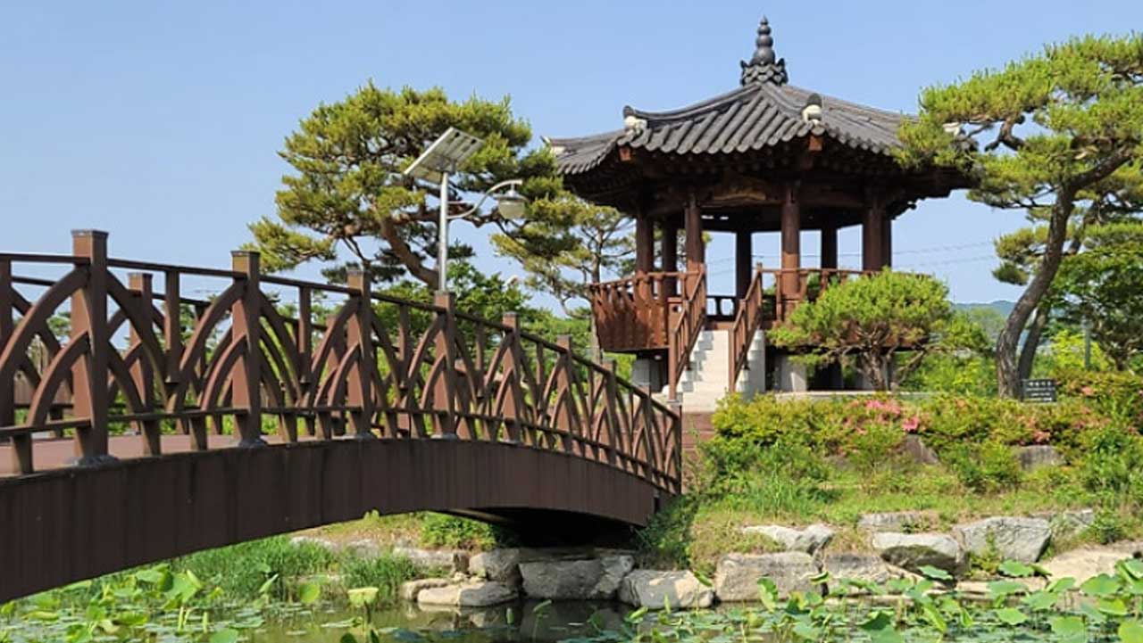 상대포역사공원 연못가에 자리한 취석루와 목교 전경. / 전남광주 공식 블로그