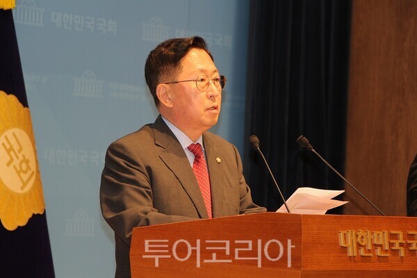 국회 국방위원회 유용원 의원이 21일 국회 소통관에서 기자회견을 열고 이날 오전 발생한 육군 25사단 최전방 부대의 지뢰 추정 폭발 사고에 대해 정부와 국방부의 책임 있는 대응을 촉구하고 있다. 2026.09.21. / 투어코리아 이창호 기자