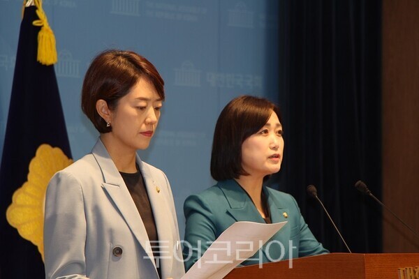 더불어민주당 교육위 백승아·고민정 의원이 21일 오전 국회 소통관에서 기자회견을 열고 지난 11일 대입 수시모집 원서접수 대행사인 ‘유웨이어플라이’의 시스템 장애 사태에 대한 입장과 대책을 발표하고 있다. 2026.09.21. / 투어코리아 이창호 기자