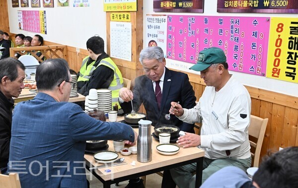 ▲이용우(오른쪽 두 번째) 부여군수와 환경공무관들 조찬 간담회 모습. /사진-부여군
