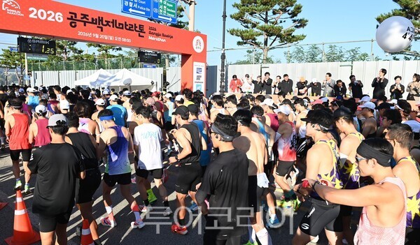 ▲전국에서 모인 1만 2천 명의 공주백제마라톤 참가자들이 공주시민운동장을 출발해 백제큰길을 따라 달리고 있다.