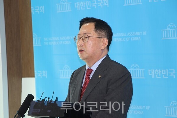 국회 국방위원회 유용원 의원이 21일 국회 소통관에서 기자회견을 마치고 취재 기자들의 질문에 답변을 하고 있다. 2026.09.21. / 투어코리아 이창호 기자