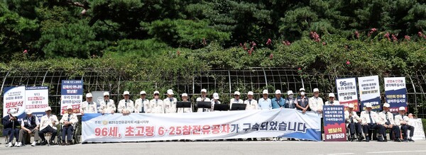6·25참전유공자회 서울시지부가 지난 7일 오전 서울중앙지방법원 앞에서 신천지예수교 이만희 총회장 구속에 대해 병보석 허가를 촉구하는 기자회견을 진행한 가운데, 회원이 자유 발언을 하고 있다. (사진 제공 = 6·25참전유공자회 서울시지부)