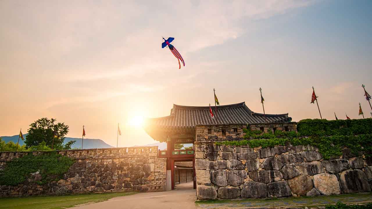 낙안 읍성 마을과 낙조 하늘. / ST_Travel-shutterstock.com