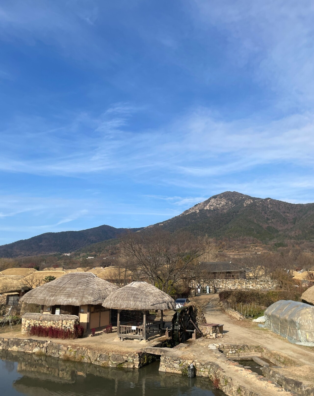 돌담길을 덮었던 단풍잎들이 다 떠나고 겨울이 한 걸음 가까워진 낙안읍성 전경. / 순천 낙안읍성 인스타그램