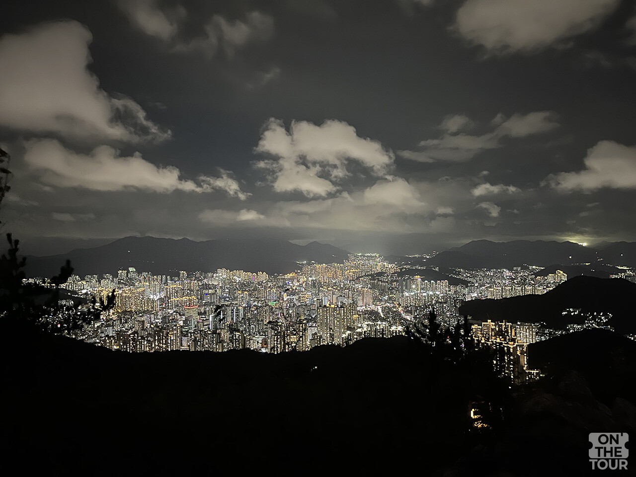 황령산에서 내려다본 부산 도심의 야경. / 온더투어