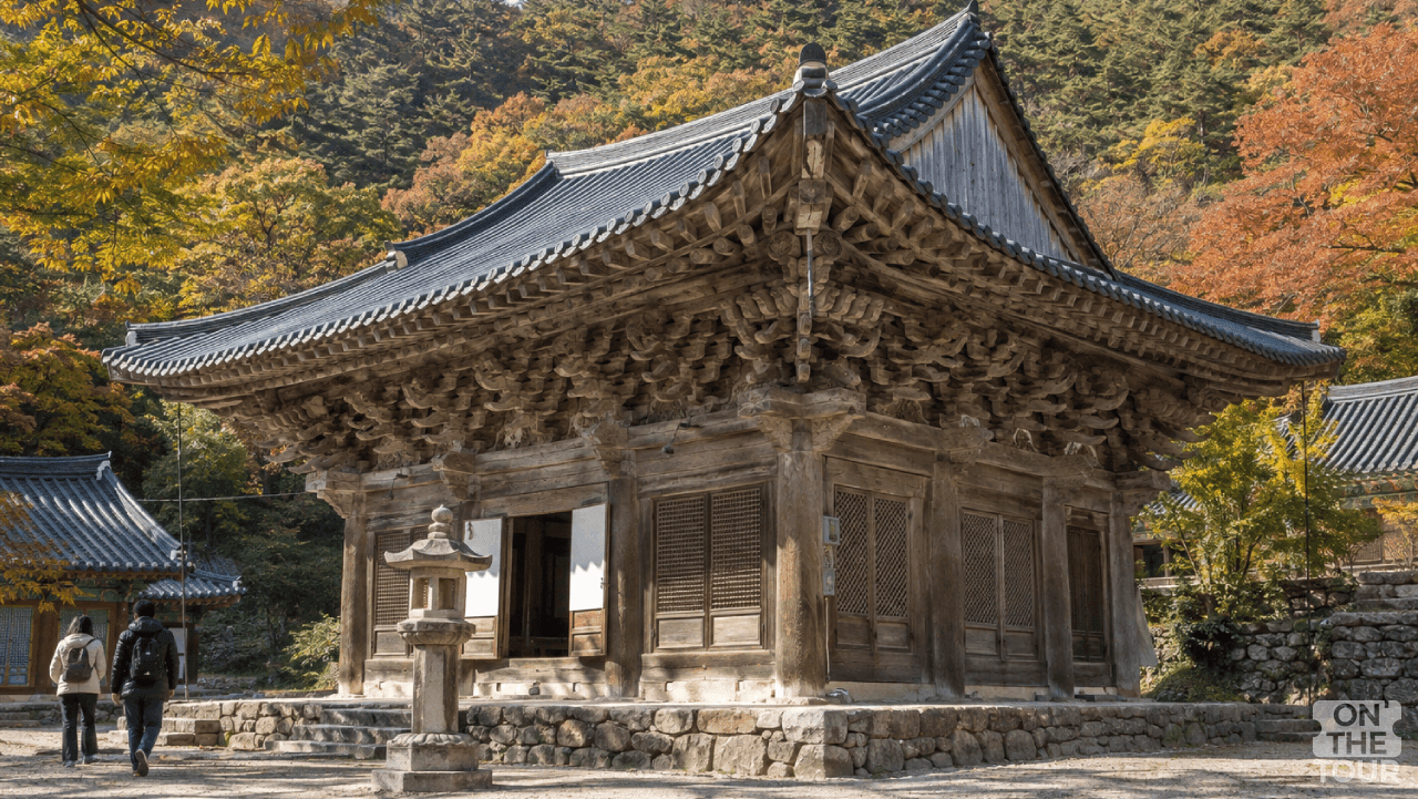 노란 꽃이 핀 산책로를 따라 내소사 경내로 향하는 가족의 모습. (AI 생성) / 온더투어