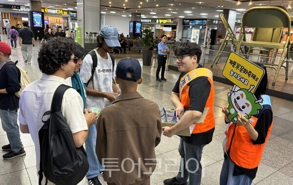 ▲계룡시문화관광재단 직원들이 지난 20일 대전복합터미널에서 터미널 이용객을 대상으로 ‘제16회 계룡軍문화축제’ 홍보물을 배부하며 축제 개최 일정과 주요 프로그램을 안내하고 있다. /사진-계룡시
