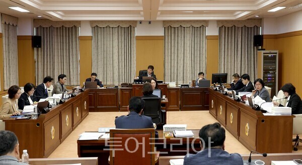 ▲최대성 대전시의회 예산결산특별위원회 위원장의 주재로 지난 18일 제6차 회의를 열고 ‘2026년도 제2회 대전광역시교육비특별회계 추가경정예산안’을 심사·의결하고 있다. /사진-대전시의회