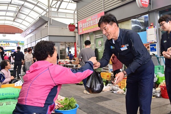 윤경희 청송군수가 전통시장에서 장보기를 하고 있다./사진-청송군