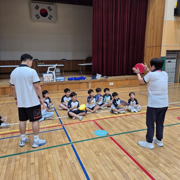 KBO는 올해 2학기에 초등학교 방과후 활동 프로그램인 '야구로 자라나는 티볼스쿨'을 처음으로 진행한다(사진=KBO)