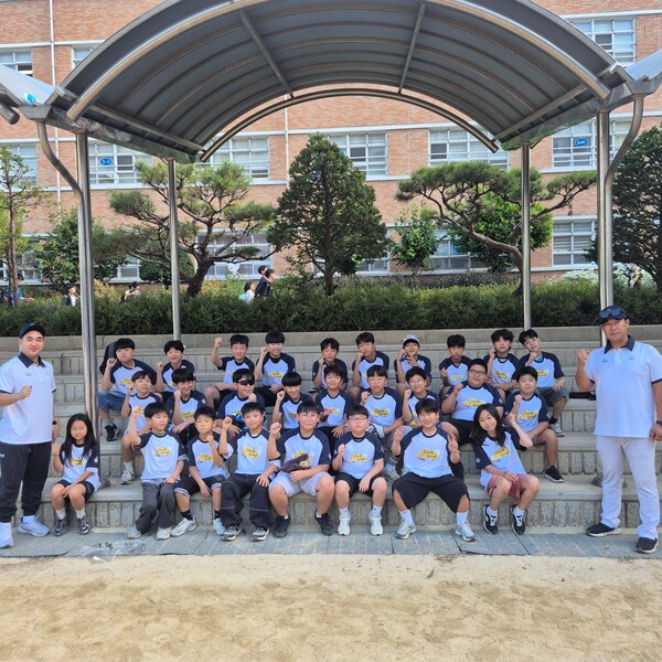 KBO는 올해 2학기에 초등학교 방과후 활동 프로그램인 '야구로 자라나는 티볼스쿨'을 처음으로 진행한다(사진=KBO)