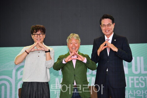 22일 울주군 상북면에서 열린 제11회 울산울주세계산악영화제에서 '왕과 사는 남자' 특별 상영회가 개최된 가운데 (좌측부터)장항준 감독과 엄홍길 집행위원장, 이순걸 울주군수가 포즈를 취하고 있다./사진-울주군