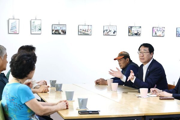 정명근 시장이 화성만세시장 상인들과 간담회를 가지고 있다/투어코리아뉴스 정명달 기자 사진=화성시