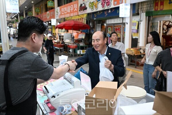 박형덕 시장이 시장을 찾아 상인들과 소통하며 추석 민심을 살피고 있다/투어코리아뉴스 정명달 기자 사진=정명달