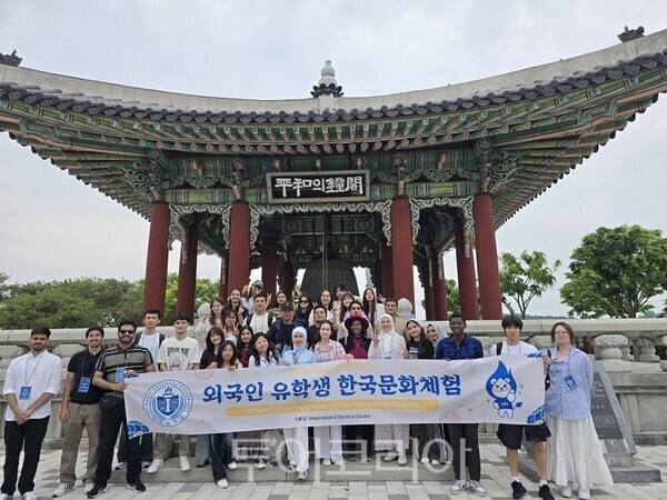 인천대학교 외국인 유학생들이 한국문화체험 프로그램에 참여하고 있다. 인천대는 코리아타임스 ‘2027 국제화 우수대학 평가’에서 학생지원 분야 전국 4위를 기록했다.