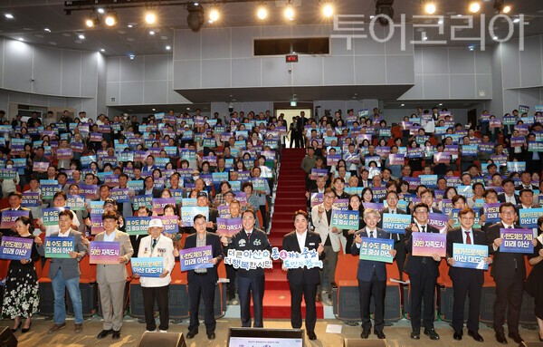 ▲민선 9기 출범 이후 ‘충남통(通)행’ 네 번째 일정으로 22일 아산시를 방문한 박수현 충남지사가 시민들과 퍼포먼스를 하고 있다. /사진-충남도