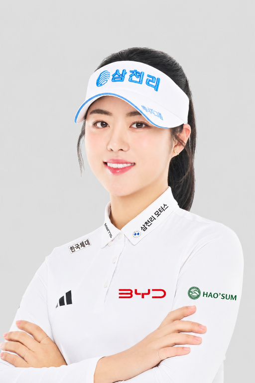 24일 서울 잠실야구장에서 열리는 롯데 자이언츠와의 홈경기에 앞서 승리기원 시구를 진행한다(사진=LG)