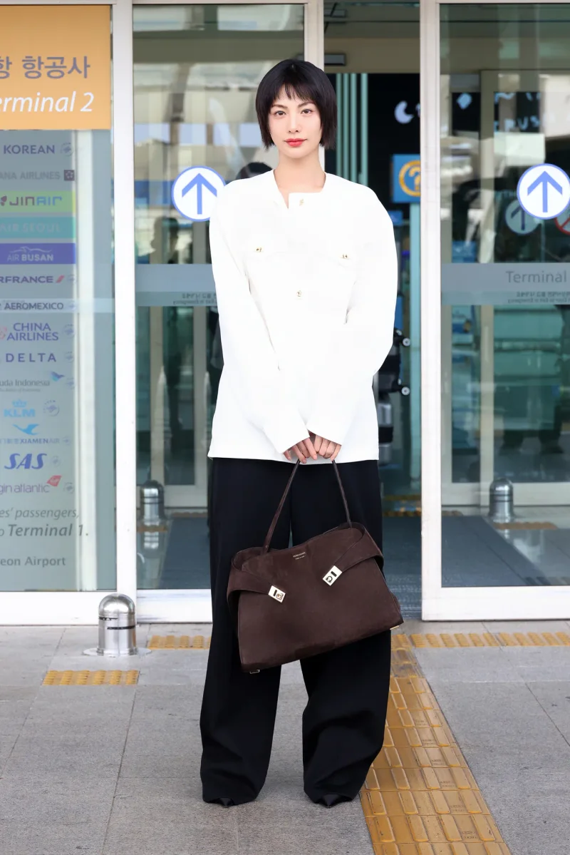 터미널 앞에서 촬영된 나나의 정면 컷 / 사진=페라가모 제공