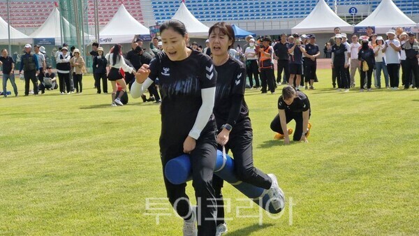 장애물 여성 3인 릴에이 달리기에서 1등으로 달리던 팀원 한명이 넘어져 앞에선 선수가 안타까원 하고 있다/투어코리아뉴스 정명달 기자 사진=정명달