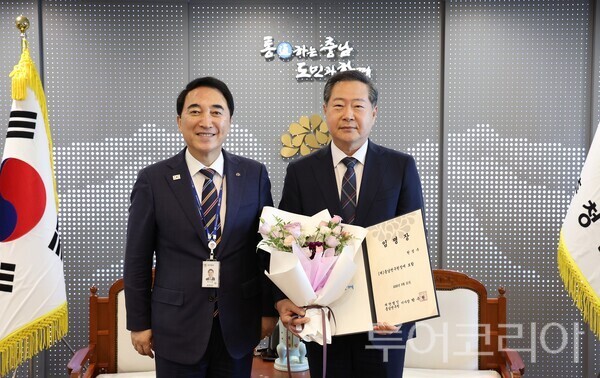 ▲왼쪽부터 박수현 충남도지사, 원성수 제13대 충남연구원장. /사진-충남도