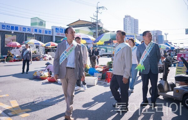 ▲김홍열(왼쪽) 청양군수가 지난 20일 정산시장을 돌며 추석맞이 전통시장 장보기 및 물가안정 캠페인을 진행하고 있다. /사진-청양군