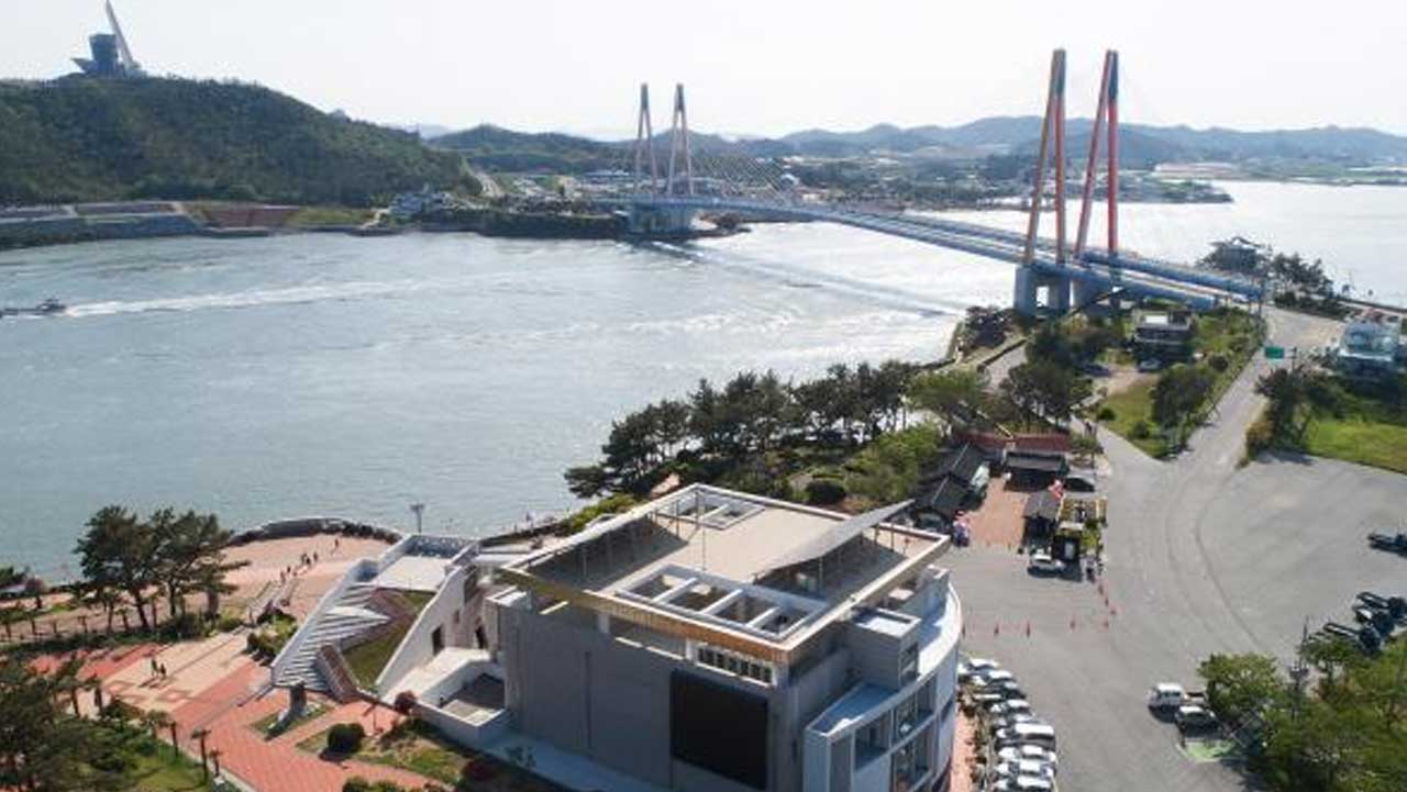 명량대첩해전사기념전시관과 진도대교. / 디지털해남문화대전