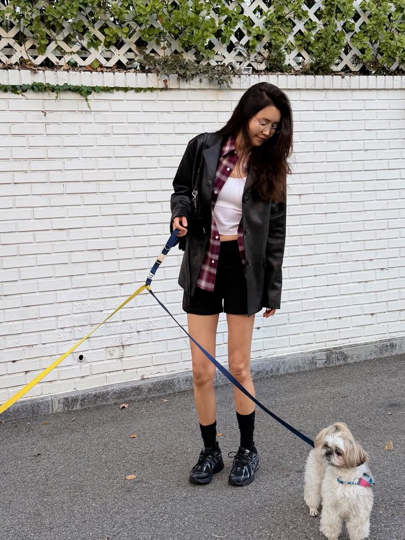 반려견과 눈을 맞추며 걷는 다정한 순간 / 사진=채정안 인스타그램