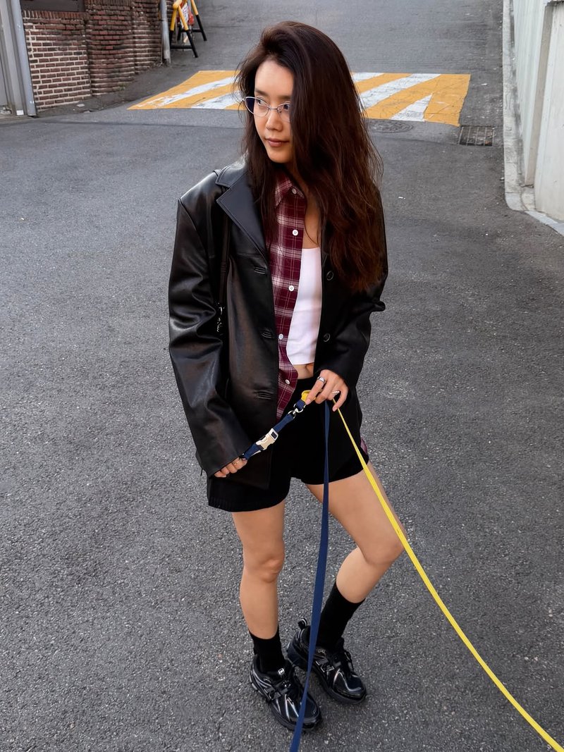 오버사이즈 레더 재킷과 체크 셔츠를 매치한 산책룩 / 사진=채정안 인스타그램