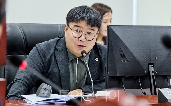 질의 하는 유호준 의원