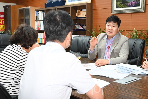 울산시의회 공진혁 의회운영위원장은 최근 관계부서와 간담회를 열고 온산선 폐선 및 대체철도 건설사업의 진행 상황과 국비 확보 전략을 점검했다./사진-울산시의회