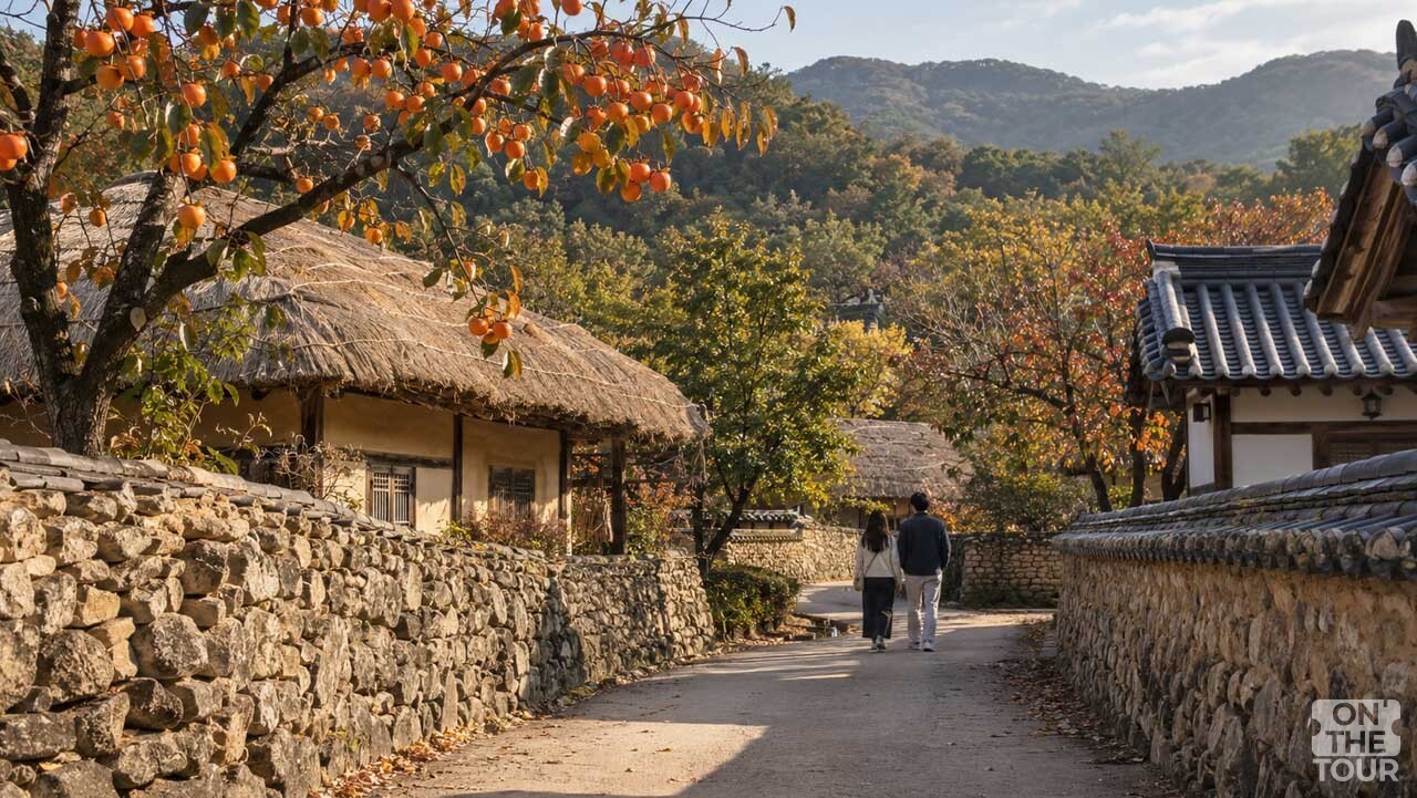 돌담길과 초가집이 어우러진 아산 외암민속마을의 가을 풍경. (AI 생성) / 온더투어