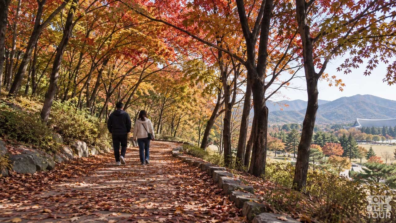 천안 독립기념관 단풍나무 숲길을 걷는 여행객들. (AI 생성) / 온더투어
