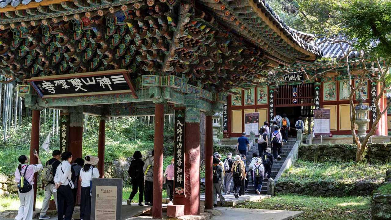 '삼신산 쌍계사' 현판 아래로 방문객이 오가는 쌍계사 일주문. / 쌍계사 홈페이지