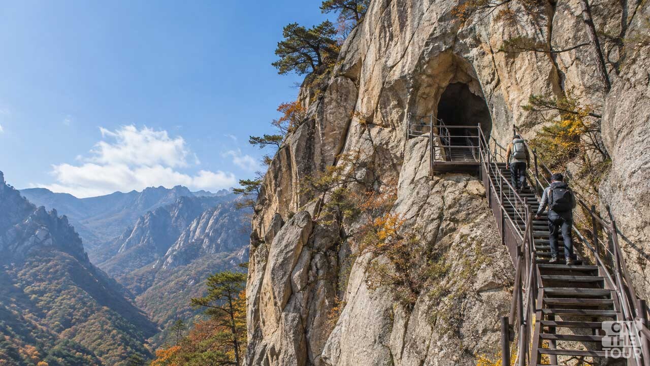 설악산 금강굴로 이어지는 가파른 철계단과 주변 암봉의 가을 풍경. (AI 생성) / 온더투어