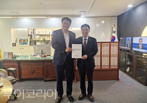 ▲이응우(오른쪽) 계룡시장이 지난 22일 문화체육관광부를 방문해 김대현 2차관과 지역 문화·관광 현안에 대한 의견을 나눈 뒤 기념촬영을 하고 있다. /사진-계룡시