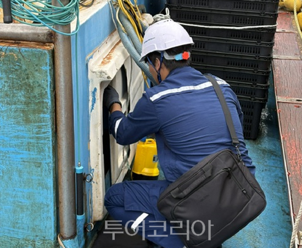 인천시가 가을철 성어기와 행락철을 맞아 관내 어선 및 낚시어선을 대상으로 해양 사고 예방을 위한 관계기관 합동 안전점검을 하고 있다.