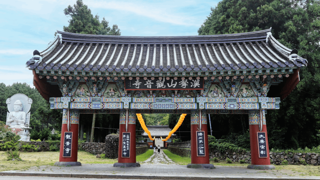 한라산 자락 울창한 숲 사이에 자리한 제주 관음사 일주문. / 제주 관음사