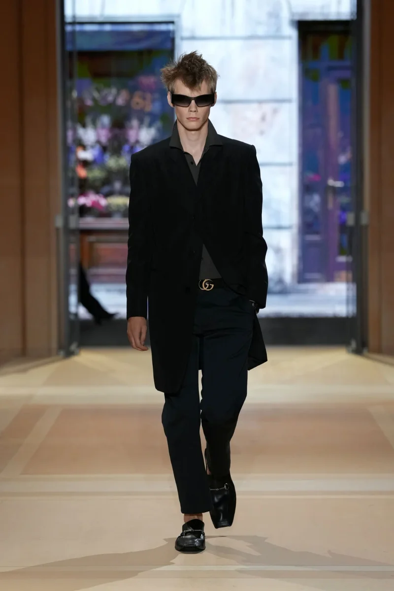 블랙 롱 재킷과 로퍼로 연출한 남성복 오프닝 룩 / 사진=구찌