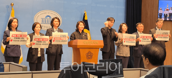 더불어민주당, 조국혁신당, 진보당 성평등가족위원회 위원들이 28일 오전 국회 소통관에서 기자회견을 열고, 22대 국회 후반기 첫 정기국회가 개회한 지 4주가 지났음에도 국민의힘의 거부로 성평등가족위원회가 정상 가동되지 못하고 있다고 규탄하고 있다. 2026.09.28. / 투어코리아 이창호 기자