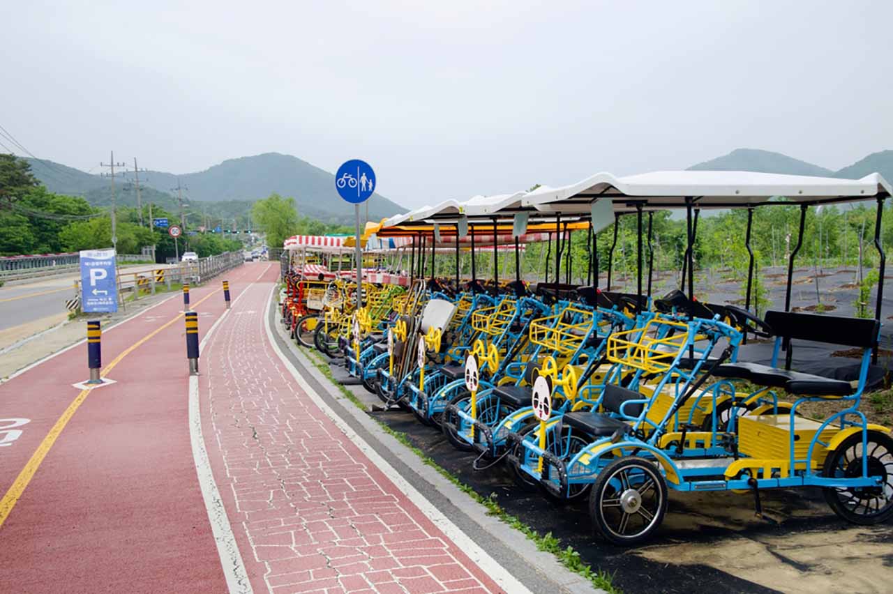 북한강을 따라 달리는 자전거 도로. / Korea by Bike-shutterstock.com