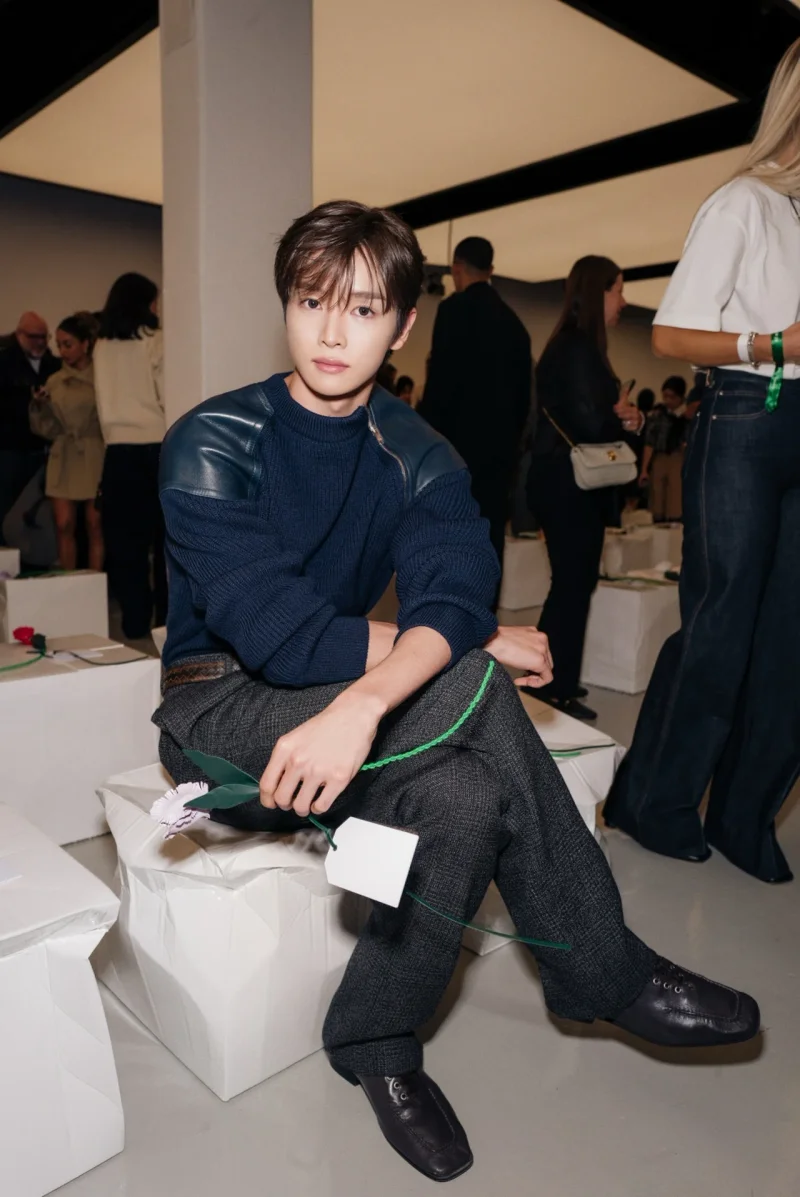 라이즈 성찬이 쇼장에서 카메라를 응시하고 있다. / 사진=보테가베네타