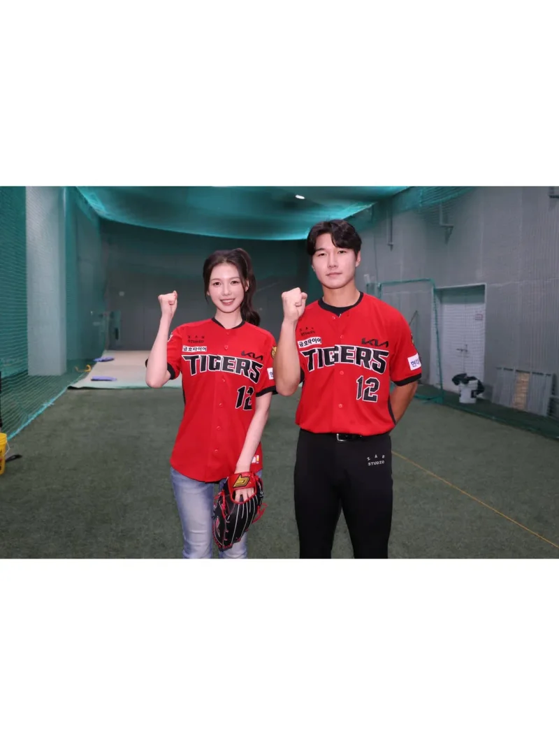 실내 배팅 연습장에서 등번호 12번 정현창 선수와 함께 포즈를 취한 모습. / 사진=김이온 인스타그램