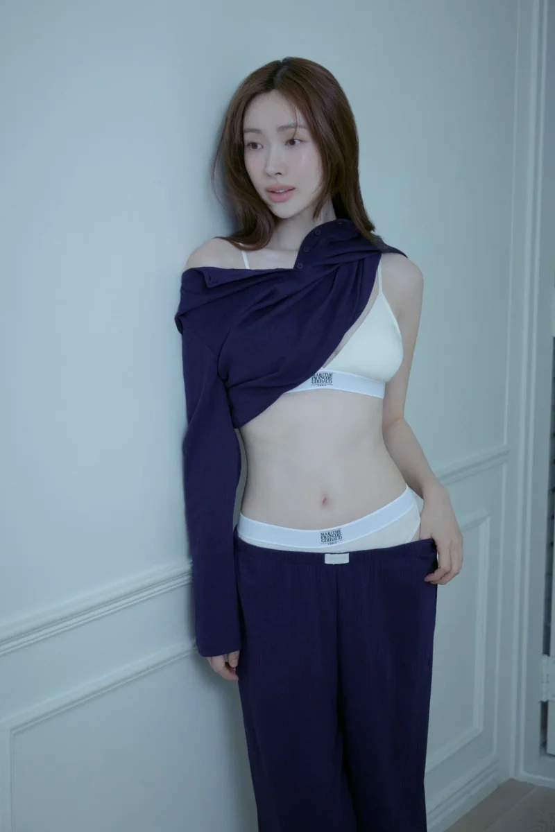 네이비 셔츠를 걸치고 화이트 브라렛을 매치한 룩. / 사진=마리떼 프랑소와 저버