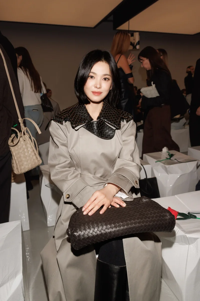 송혜교가 보테가 베네타 컬렉션 프론트로우에서 미소 짓고 있다. / 사진=보테가베네타