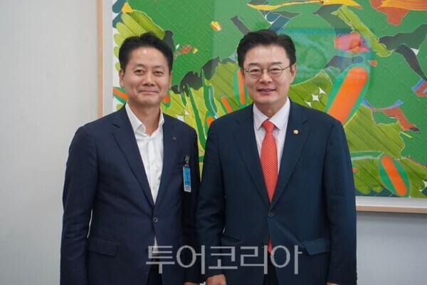 김성원 국회의원(국민의힘·동두천시양주시연천군을)과 김주양 농협경제지주 농업경제대표/투어코리아뉴스 정명달 기자 사진=김성원SNS