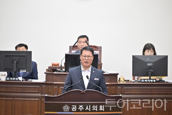▲김필중 공주시의원이 28일 열린 5분 발언을 통해 “공주시의 재난 대응은 이제 사후 ‘수습’ 중심에서 벗어나 인공지능과 데이터를 활용한 ‘사전 예측·선제 대응’ 중심으로 전환해야 한다”고 강조하고 있다. /사진-공주시의회