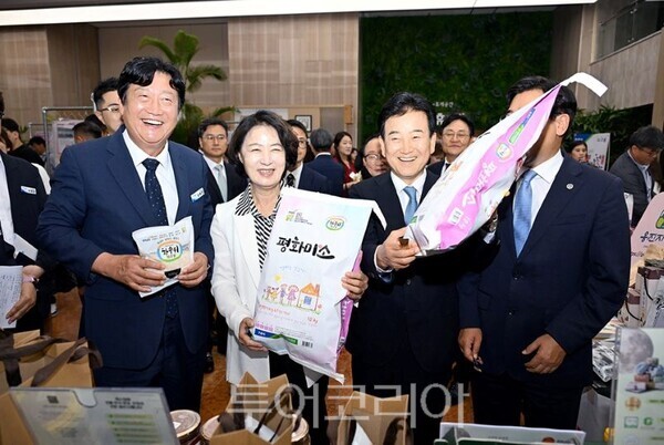 손배찬 파주시장(왼쪽0과 추미애 경기지사, 정동영 통일부 장관/투어코리아뉴스 김경남 기자 사진=파주시