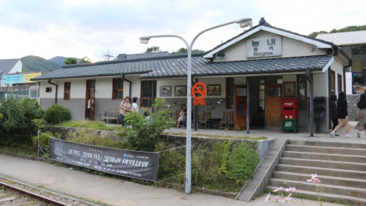 선로 옆에 자리한 옛 능내역 건물과 출입구. / 경기도 문화재단